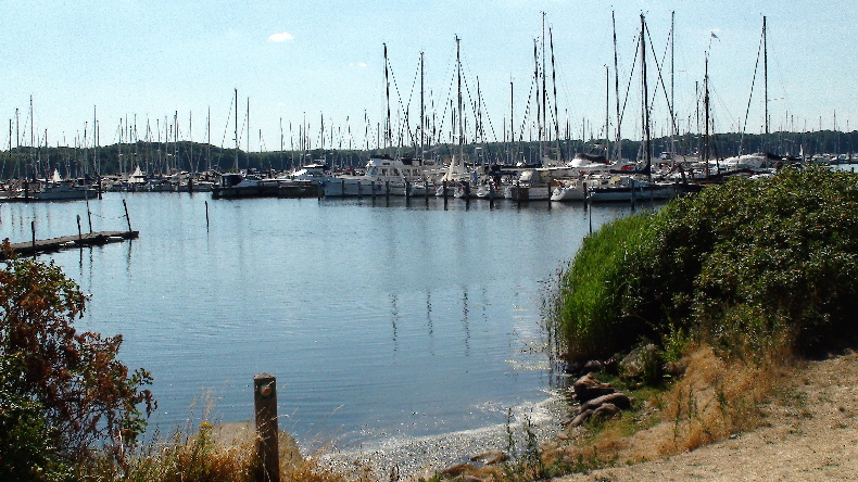 .. größerer Hafen auf der Südseite