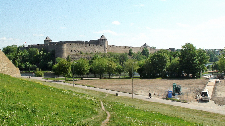 Fluss Narva mit gegenliegender Festung Iwangorod