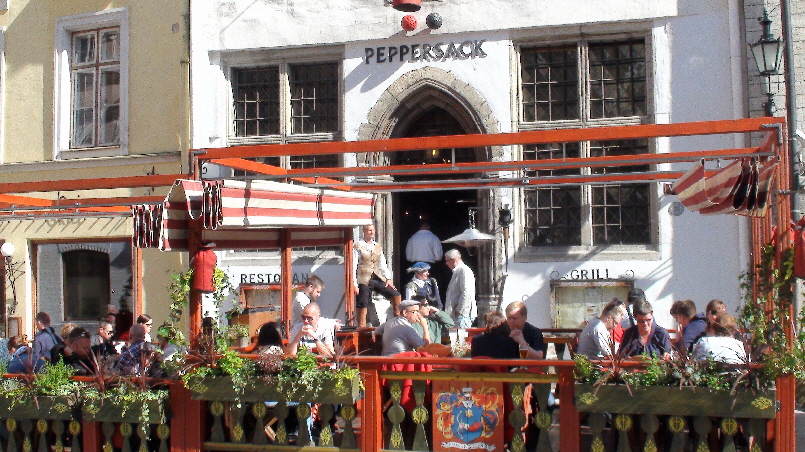 Restaurant Peppersack mit originellen Türstehern