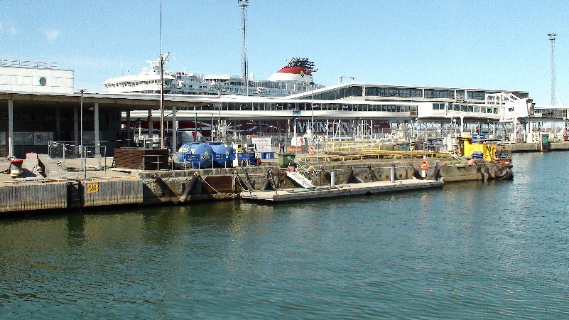 Blich vom Yachthafen zu Fährschiffen