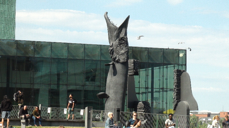 Hecht vor der Musikhalle Helsinki