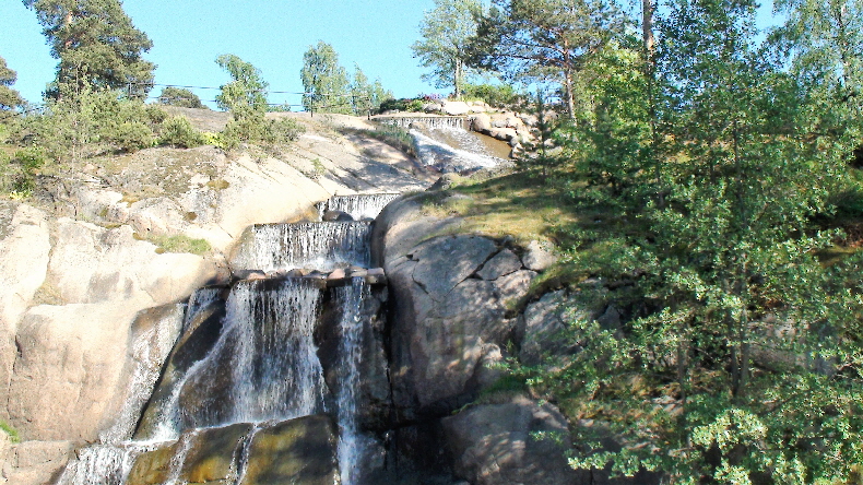 künstlicher Wasserfall im Wasserpark Sapokka von Kotka