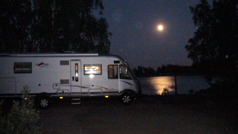 romantischer kann ein Stellplatz im Vollmond über der Ostsee nicht sein
