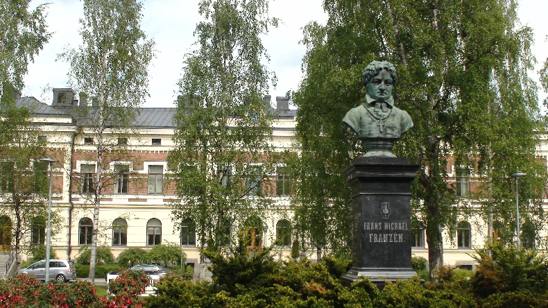 Statue vor dem Dom