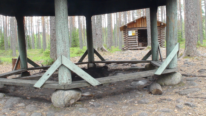 bis zur Badestelle mit Grillhütte und Holzvorrat