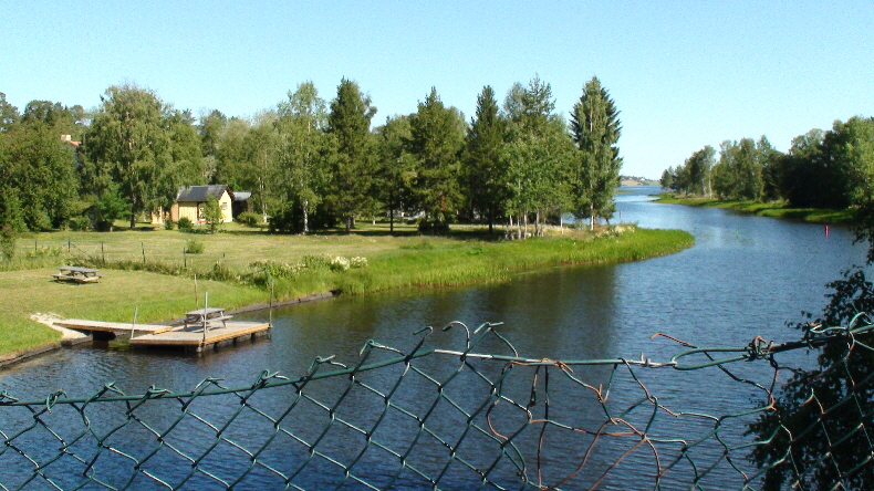 Kanal (Fluss) zwischen 2 Seen mit Badestelle