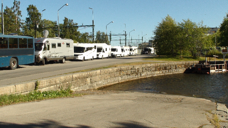 Stellplatz hinterm Bahnhof mit noch unbesuchtem Feierfloß