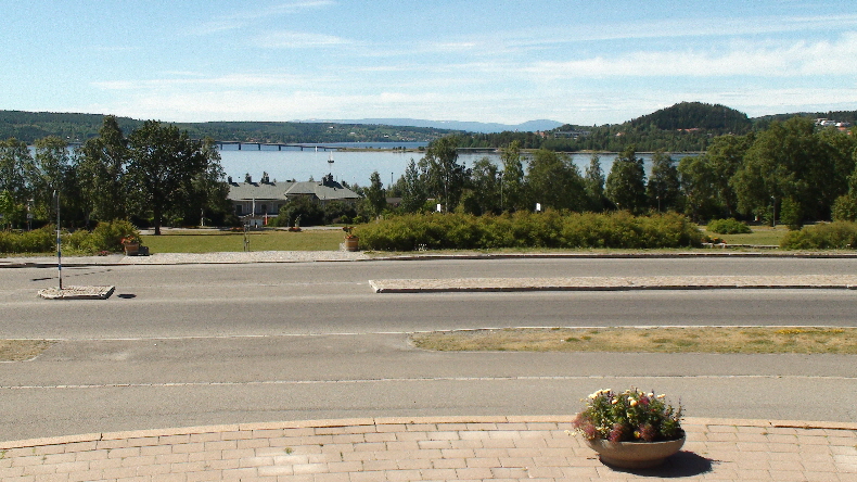 Blick vom Kircheneingang auf den See
