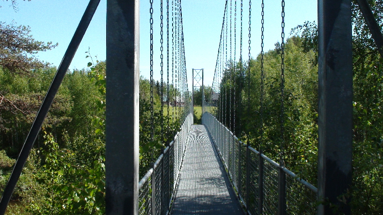 Fußgängerhängebrücke vom CP zu einer Wiese