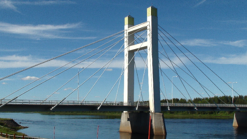 Sstraßenbrücke über den Torneälven