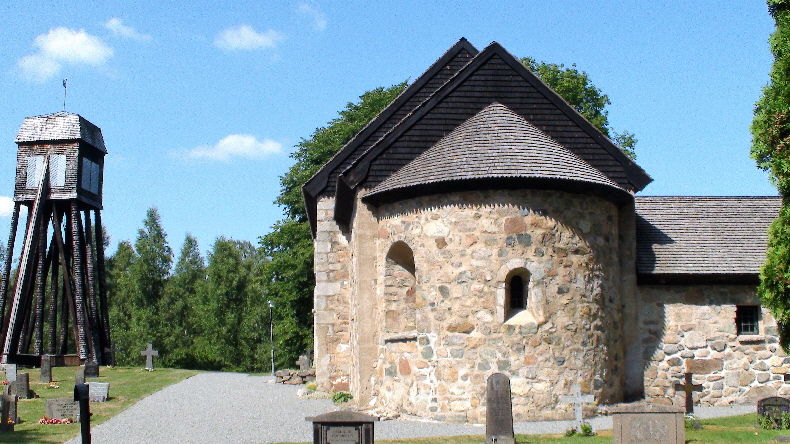 Restaurierte Gamla Hjelmseryd Kirka mit externem Glockenturm