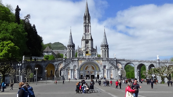 der große Platz zwischen der Stadt und den Basiliken