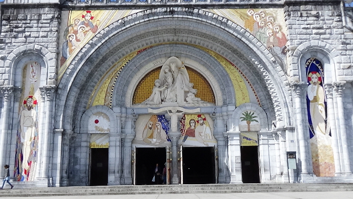 Eingang zu unteren Basilika Notre Dame du Rosaire