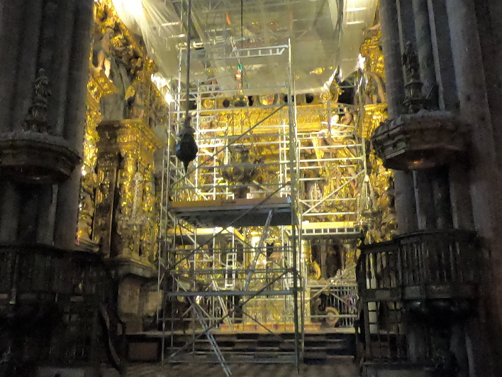 Altar und Weihrauchfass, eingepackt