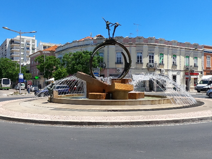 Escultura "Gente Feliz Dançando"