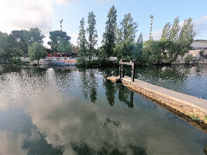 Wasserspiel mit dem Rio Nabão