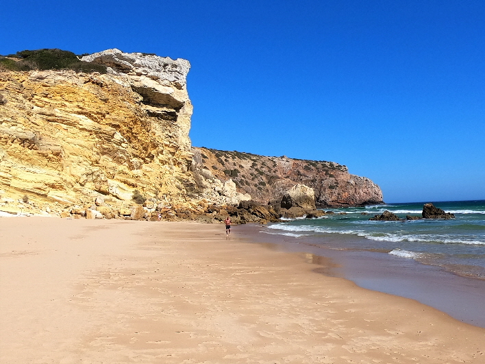 abwechselnd Strand und Steilküste