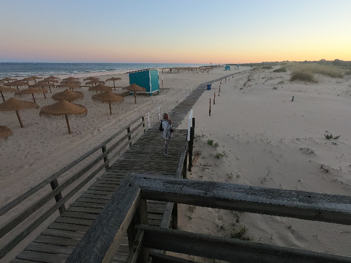 im Sommer auch mit organisierten Sonnenschirmen