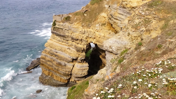 harte und weiche Schichten sind der Erosion von unten und oben ausgesetzt