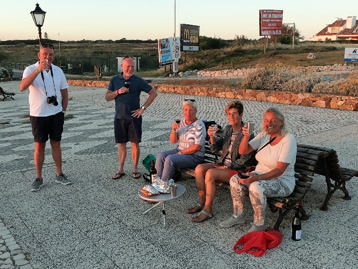 Vorglühen Sonnenuntergang: vlnr Harry, Reiner, Anita, Gerda, Brita