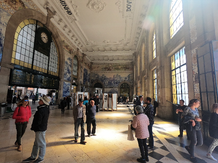 in der gesamten Vorhalle
