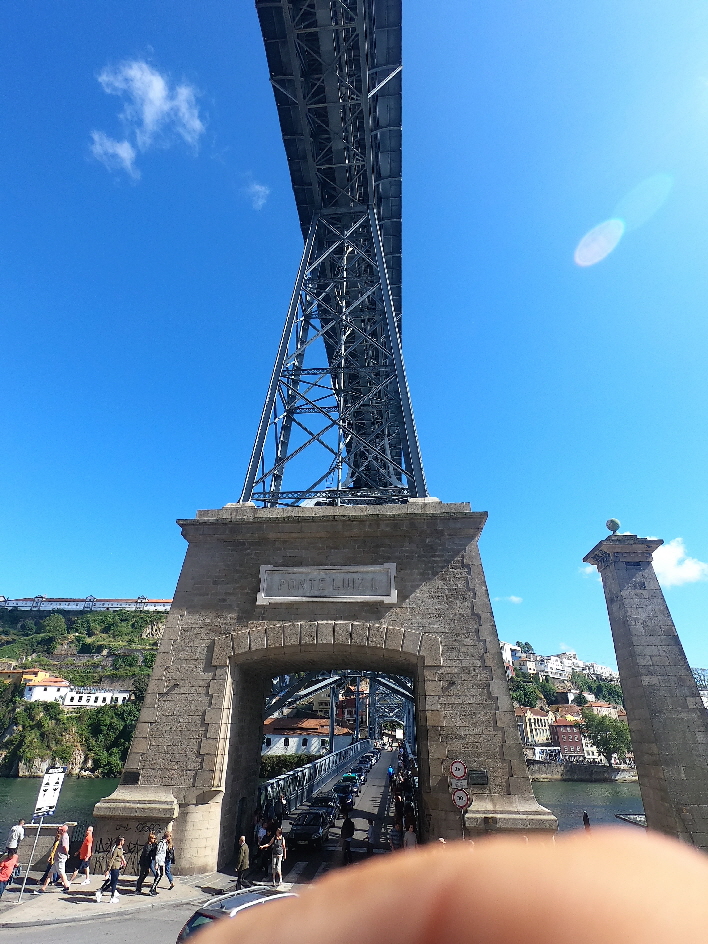 erbaut von Gustave Eifel, unten Straße oben Zug
