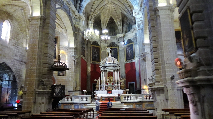 Basilika Innen erstaunlich ausgestattet