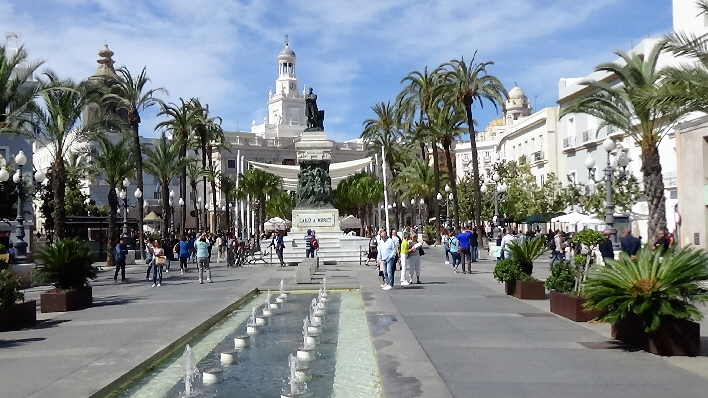 Plaza de San Juan de Dios mit Rathaus