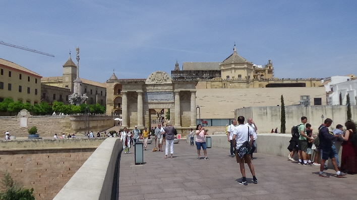 Puerte del Puente an der Puente Romana