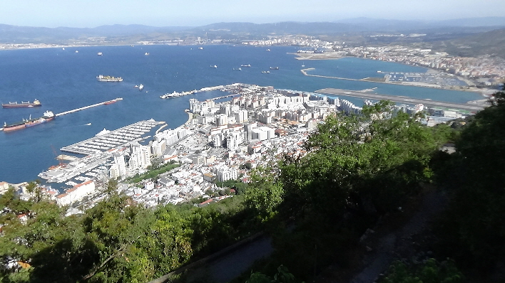 Blick aus der Gondel auf Stadt und Hafen