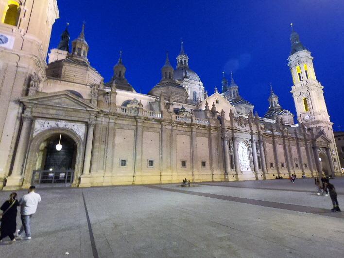 die Basilica vom Plaza del Pilar